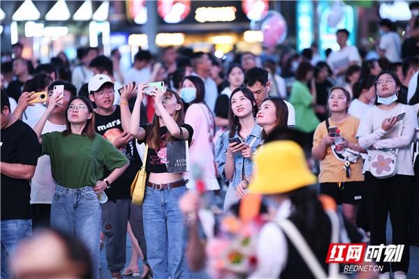 全新科技产品介绍，众里寻觅佳人，回首时新科技风采展现