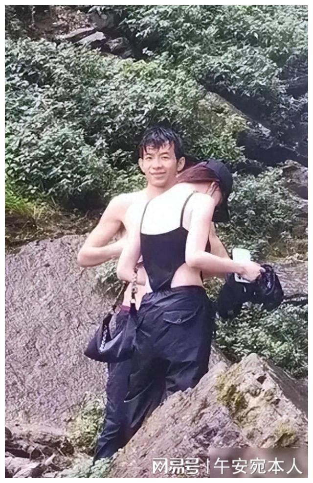 自然之爱，情侣深山野战图片，深情绽放在野林之中